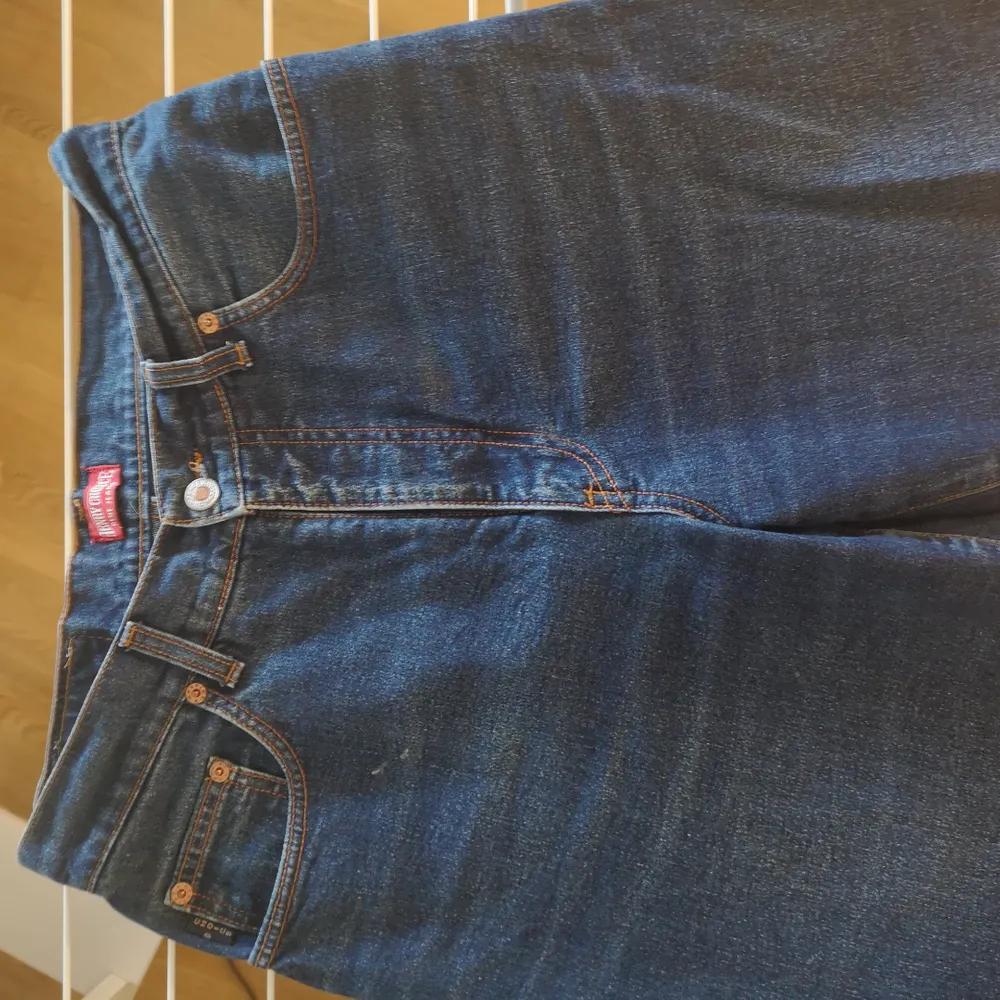 Snygga jeans köpta secondhand. Sparsamt använda ac mig och i väldigt fint skick. Supersköna dessutom! . Jeans & Byxor.