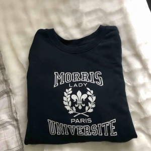  - Damtröja, Ivy Sweatshirt från Morris. Är i storlek XS men passar även S. Använd få gånger, är som ny. Nypris 999kr. Kan mötas upp i Karlstad och fraktas inrikes (frakt ingår ej, fraktas i vadderade kuvert)