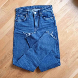  - Weekday Way/ Peralta Blue, stl 25/30. Hämtas i Stockholm eller skickar mot frakt betalning (58kr)