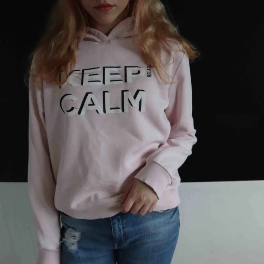 pastel pink hoodie that reminds you to ‘keep calm, relax’. was one of my favorite hoodies for being so comfortable and soft 🛒 kan möttas i Helsingborg. Frakt är inte säkert. . Hoodies.
