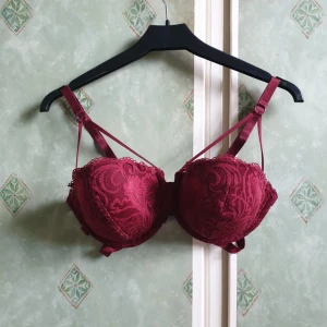  - Röd BH, använd endast en gång då den inte passade perfekt. Priset går att diskutera och frakten är inte inkluderad.