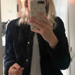 - Svart pälsjacka 🖤 snygg men inte min stil längre! Storlek XS men passar S. Köparen står för frakt 🥰