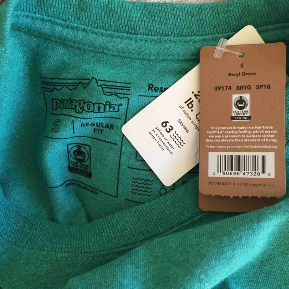 Oanvänd skitsnygg Patagonia T-shirt i turkos färg. Råkade beställa en för liten storlek, därför säljer jag nu(retur var så dyr😒) Nypris 350 kr. Möts upp i Stockholm eller fraktar🥰🦋🍃. T-shirts.