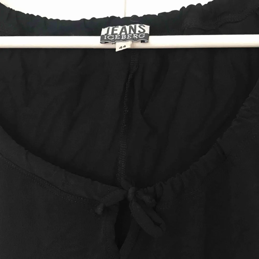 SÅÅ SNYGG svart klänning i syntet, riktigt läcker med fin detalj vid linningen! Köpt på Humana. Står att det är storlek 44 men jag skulle bedöma det som storlek 38! Perfekta festklänningen i sommar. . Klänningar.