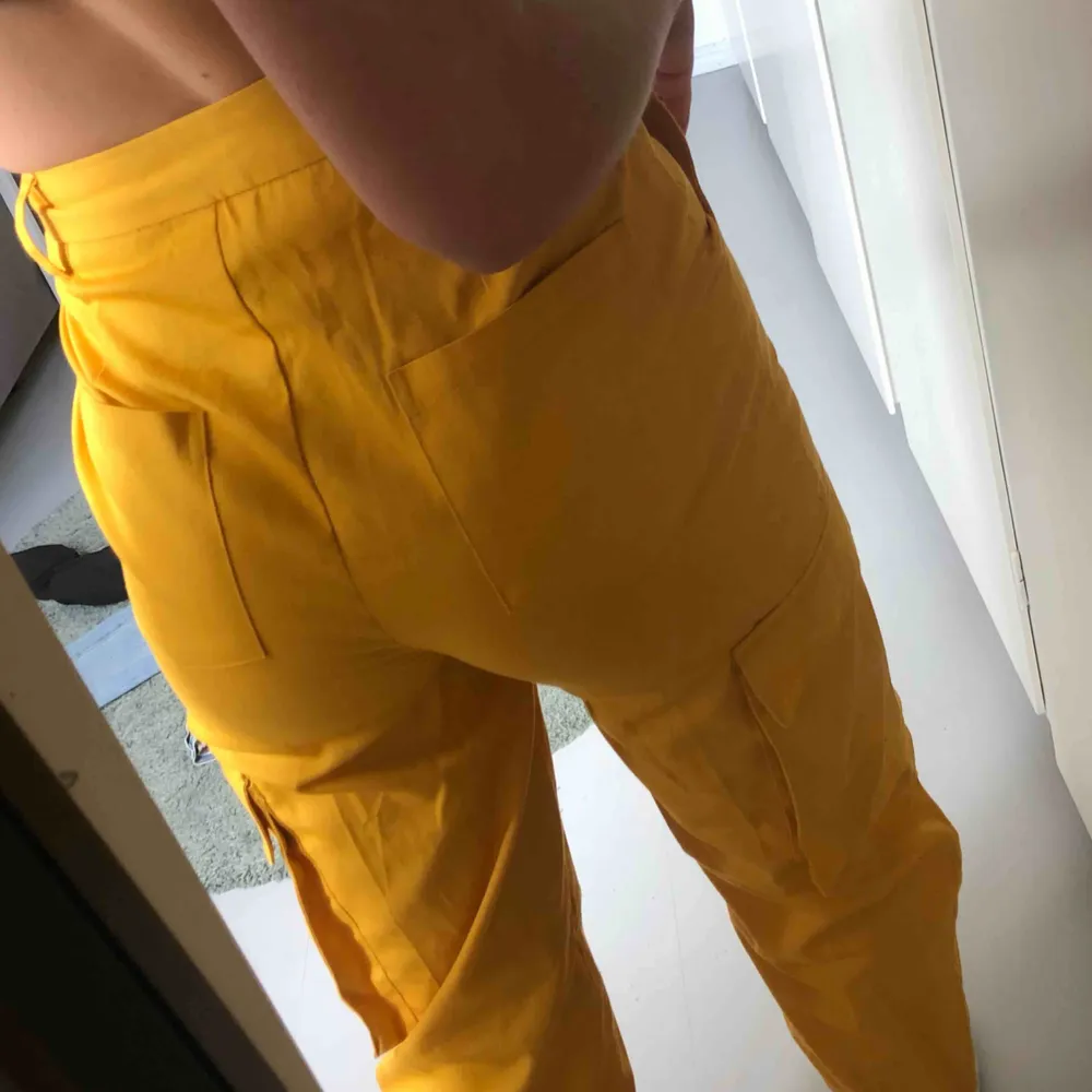 Riktigt balla gula cargo-pants från madlady 💛 Använda fåtal gånger! Köparen står för frakt 🥰. Jeans & Byxor.