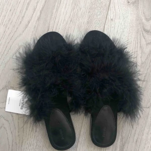  - Ett par oanvända slip-ins med prislapp på! De är från bershka, superfina och bekväma men tyvärr lite för små för mig. Passar en med smala fötter (38) alternativt en som har 37 i storlek!