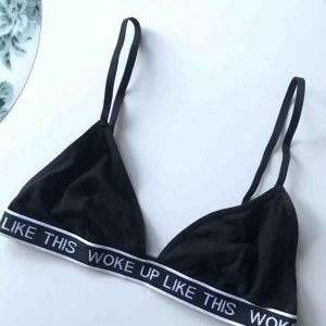  - Mjuk BH med texten ”woke up like this” från H&M i storlek 42.  Ny utan tags, endast provad!   Frakt tillkommer! 