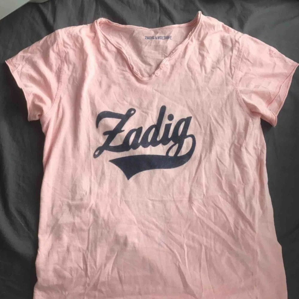 Ljusrosa T-shirt från Zadig & Voltaire med ”sammets tryck”. Köpt förra våren för ca 800 kr och är sparsamt använd. Betalning sker via swish och köparen står själv för frakten. Kan tänka mig att gå ner i pris vid snabb affär.. T-shirts.