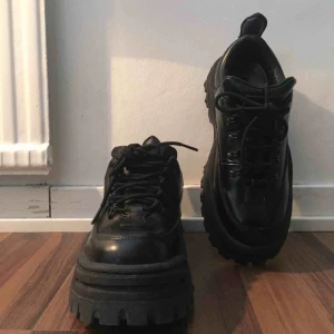  - Säljer mina Eytys Angel, orginalpris 2800:-. Använda vid 2-3 tillfällen, så typ i nyskick:) Inga skador eller märken.