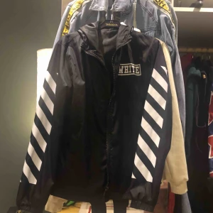  - En ”fejkad” Off-White som jag bytte mig till för något år sedan. Knappt använt. 