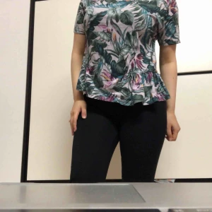  - Blommig tröja passar bra nu till sommaren, passar men nästan allt, svarta jeans, kjol osv. Använd ett par gånger men har inga fel🌸🌸