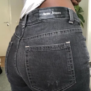  - Avklippta jeans från Acne 