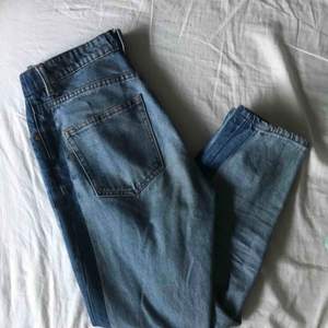 Fina jeans från Monki i modellen Taiki. Mörkare blå färgrand längs sidan. Hyfsat välanvända men fortfarande i väl skick. Frakt tillkommer