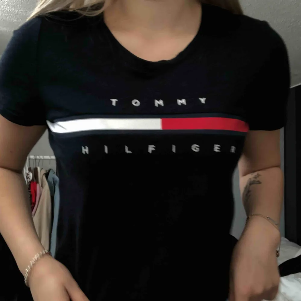 En marinblå Tommy hilfiger t-shirt, köpt i USA för ett år sedan, använd sparsam och ett fåtal gånger. Storlek XS men passar S.  Frakten är inräknad i priset.. T-shirts.