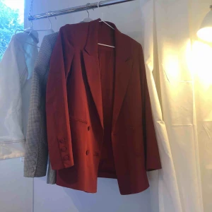  - Jättefin röd blazer som jag tyvärr inte använder. Köparen står för frakt 