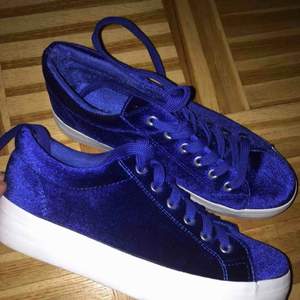 Few times worn beautiful royal blue sneakers :) 