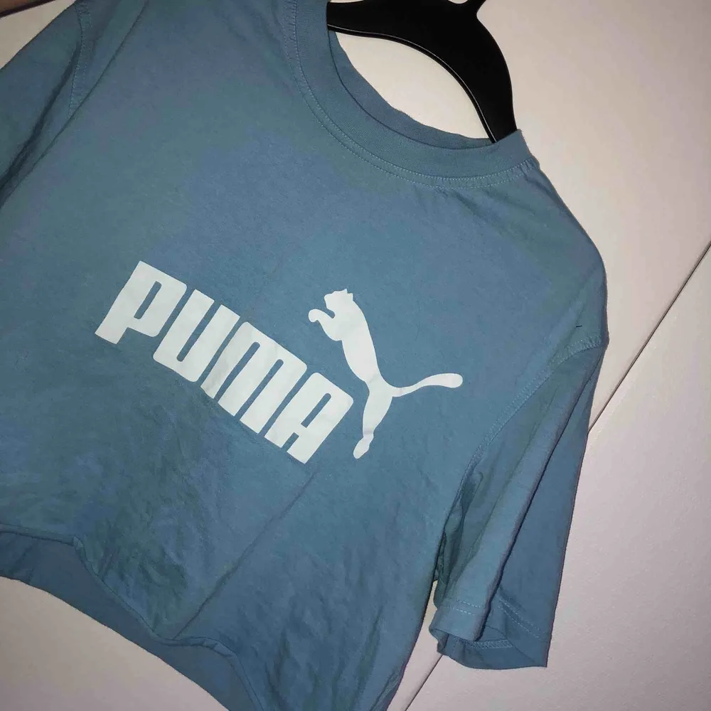 Oversized M, Ljusblå croptop från puma. Vintage och använt den en gång, fint skick! Frakt tillkommer💙💙. T-shirts.