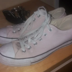  - Ljus rosa converse knappt använda lite smuts finns men det mesta går att få bort med vatten :)