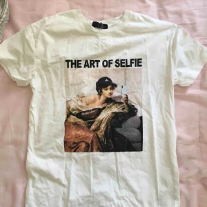  - t-shirt från bershka. kan fraktas eller mötas upp på söder (: pris går att diskutera!!