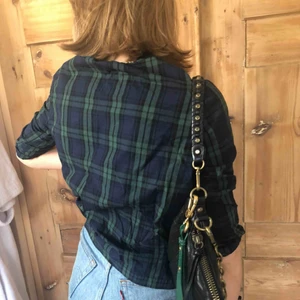  - Fin lite finare skjorta från amerikansk affär Crewcuts.  Passar både vardag och finare evenemanger. Tjejen på bilden är 14 år men tröjan passar nog bättre på typ 11 åriga barn. I nyskick! 🤩✌🏽