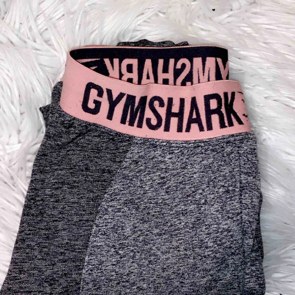 Gymshark flex leggings. Storlek s. Använda fåtal gånger. Säljer pågrund av fel storlek. Finns inte längre att köpa på gymsharks hemsida. . Övrigt.