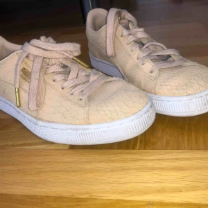  - Skit snygga puma skor använt dem 3-4 gånger. Används ej längre tyvärr. Så bättre att någon annan får användning av dem :))))