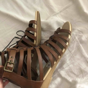  - Bruna sandaler från skopunkten stormen 39, spänne på sidan, prislapp kvar & ”tråd”. Inte ens testade! Nypris 299, mitt pris 200.