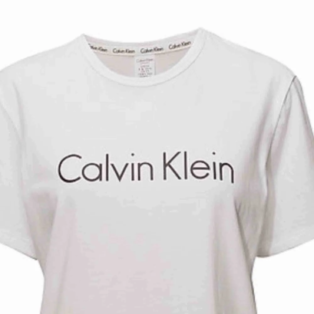 En fin Calvin Klein t Shirt i fint skick Storlek- XS Köptes för 400 men säljer för 190 Använd några få gånger . T-shirts.