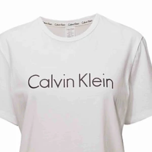 - En fin Calvin Klein t Shirt i fint skick Storlek- XS Köptes för 400 men säljer för 190 Använd några få gånger 