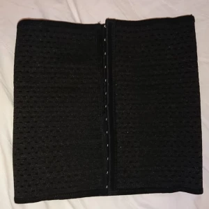  - Svart waist trainer med 3 olika nivåer. Fint skick, frakt 18kr betalning via swish 