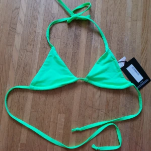  - Bikinitopp i triangelmodell. Neon/Limegrön. Färgen är mer som på bilden från hemsidan. Ingen vadering. För liten så aldrig använd. Prislapp sitter kvar.    Kan träffas upp i centrala Gävle eller fraktas 👍