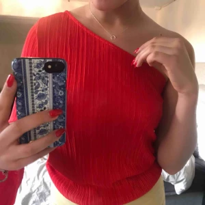  - En röd topp som är snygg till vardags och festliga tillfällen! Den är ifrån Gina Tricot och är i storlek S (passar även M). frakt ingår. Kontakta vid intresse eller frågor!👠 (Swish)
