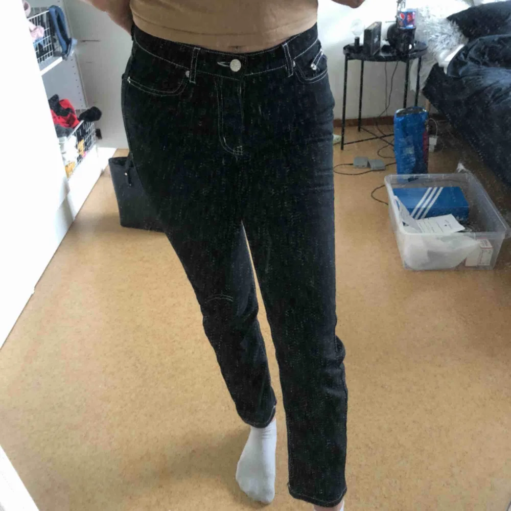 SNYGGASTE! Svarta raka jeansen med vita sömmar, sitter 🙏🏻🙏🏻🙏🏻 o jättesköna!. Jeans & Byxor.