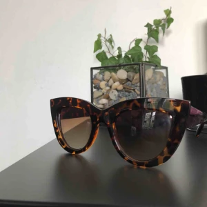  - Säljer snygga solglasögon köpta i polen! Inte använt överdrivet många gånger. Kanske 10 gånger. Hör av er vid intresse! Frakt ingår!🌸 (Swish)