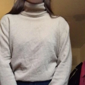  - Säljer denna beiga polotröja, jätteskön o inte stickig!❤