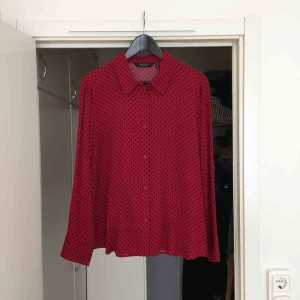  - Blus från & Other Stories. Aldrig använd och i mycket fint skick! Färgen stämmer överens med bilderna. Nypris 800kr. Supersnygg och perfekt till sommarkvällar!