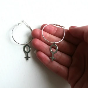  - Örhängen. Silverpläterade och nickelfria. Ca 5 cm stora hoops . 