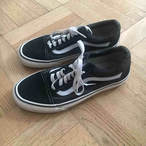  - Vans old school i storlek Men US 7/ Women US 8.5 vilket är 39 EU! Jättebra skick som ni ser på bilderna, säljer pga använder inte :) 