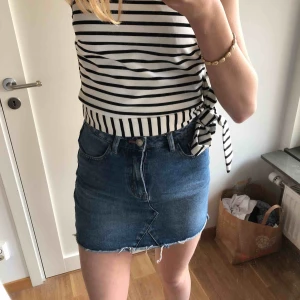  - Så snygg jeanskjol som tyvärr är för kort för mig.