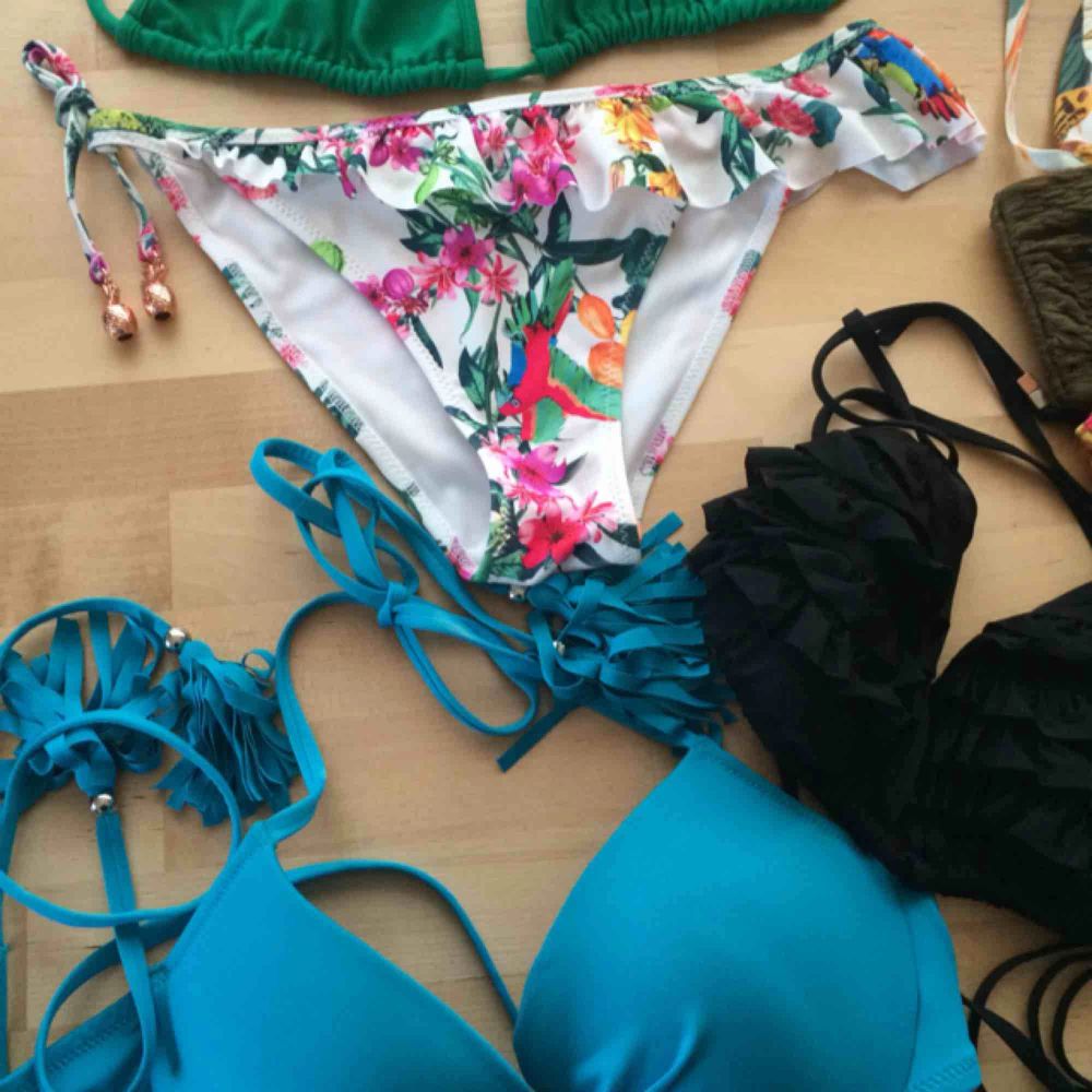 Diverse bikiniöverdelar och underdelar (oanvända) i olika storlekar: S, 34, 36, M, 75B. Säljes FRÅN 45 kr. SÅLDA: Grön bikinitopp, blå resp svart bikini-bh. Övrigt.