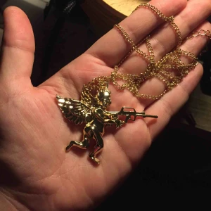  - Ascool guldig baby ängel med en M4, rätt lång kedja. Frakt ingår i pris 