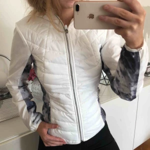  - **Frakt ingår ej i priset!** Kategori: Jacka Märke: Forever21 Storlek: XSMALL Färg: Vit med marmor detaljer på sidorna  