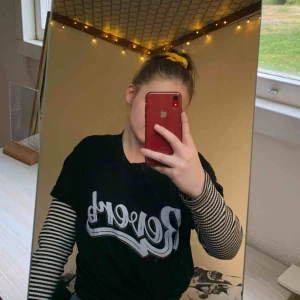  - Lång oversized/stor svart t-shirt med tryck på i storlek XL. Jättesnyggt om en knyter den i fram, bak eller sidan. Tröjan under ingår inte. 30kr + frakt (köparen står för frakt)