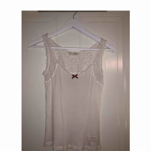  - Vitt Odd Molly linne med spets detaljer.