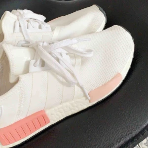  - Adidas NMDs storlek 40,5  Använda typ 3 ggr✨ 300kr pga det blivit en liten fläck där framme på en av skorna som man ser lite svagt på första bilden✨