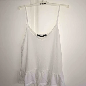  - Gulligt linne med spets från Bik Bok perfekt  till sommaren. Frakt ingår i priset och jag tar swish. 