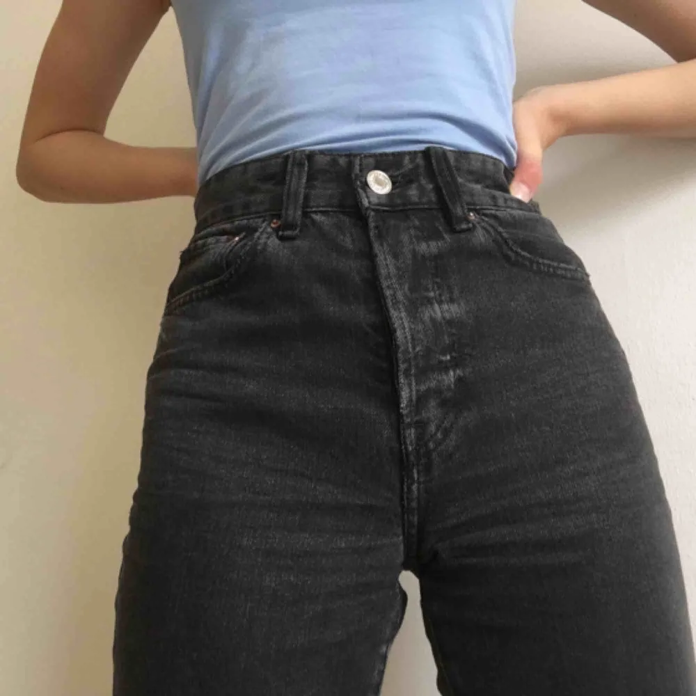 Ett par jättefina svarta mom jeans som tyvärr blivit alldeles för små på mig:( Köpta på H&M och motsvarar strl XS ungefär💓 Kan mötas upp i Uppsala men annars står köparen för frakt. Jeans & Byxor.