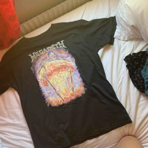  - Megadeth t-shirt från carlings, snygg och trendig och HELT oanvänd. frakt ligger på ca 18 kr men kan även mötas upp i centrala Uppsala. Kram🌸💞