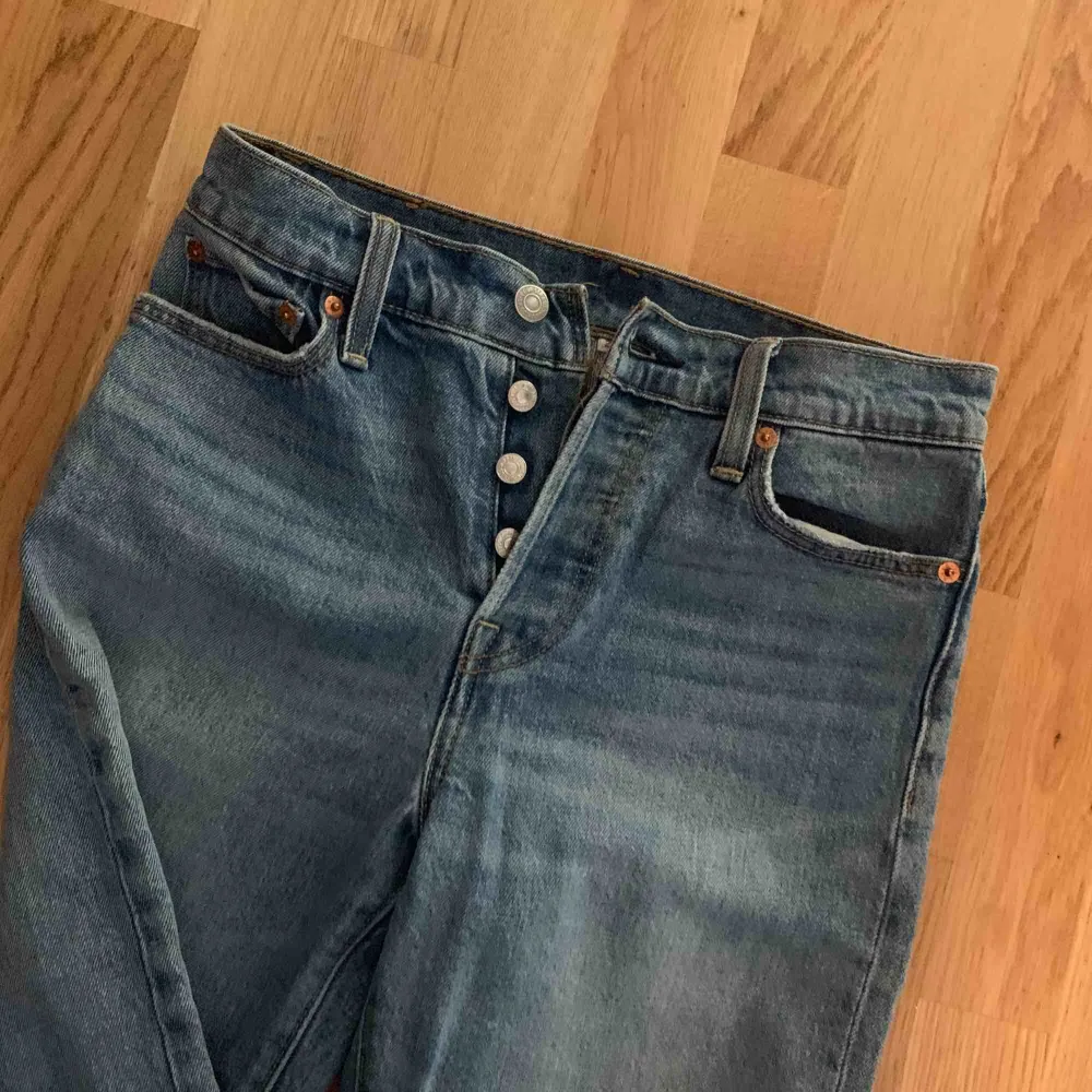 Sjukt snygga Levis-jeans i storleken 26. Använda men i bra skick. Ljusblå färg. Tar emot bud!. Jeans & Byxor.