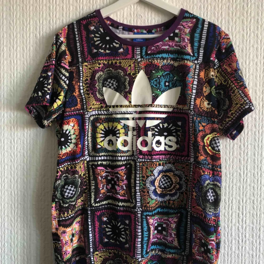 Nästan oanvänd Adidas t-shirt  Finns att hämta i Malmö tills på lördag sen efter det finns den i Stockholm! Kan även skickas men då tillkommer frakt. T-shirts.